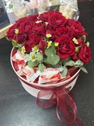 Коробка с красными розами «Раффаэлло»